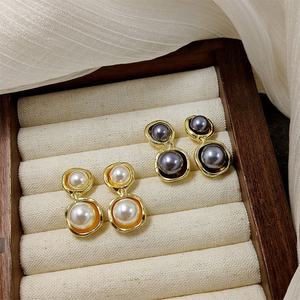 Boucles d'oreilles pendantes tendance plaquées or 14 carats avec perles Noor et perles d'imitation style français pour occasions festives féminines - Product Image 2