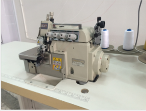 Machine à coudre surjeteuse à lit plat Golden Choice GC5214EXT-4 à 2 aiguilles et 4 fils avec alimentation supérieure variable - Product Image 3