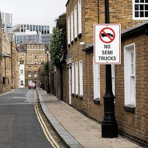 No Semi Trucks Sign Panneau étanche en aluminium Panneau d'avertissement d'arrêt en métal <span class=keywords><strong>Avis</strong></span> de route protégé contre les UV pour l'extérieur - Product Image 6