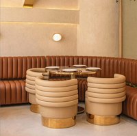 Design d'intérieur de café moderne, mobilier de restaurant, table à manger avec structure en acier inoxydable et plateau en faux marbre, ensemble de chaises, banquette, canapé