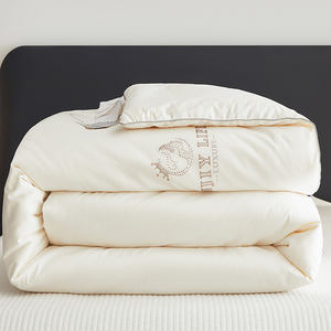 Piumino Invernale 100s in Tessuto di Puro Cotone Trapuntato Tinta Unita con Fibra di Soia e Imbottitura in Fibra Ultrafine - Product Image 1