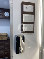 Remorque de toilettes mobiles robuste pour chantier de construction avec grand réservoir de déchets, ventilation et intérieur facile à nettoyer
