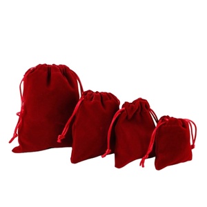 Sac cadeau en velours floqué de couleur bordeaux avec logo personnalisé de 10 x 12 cm, pochette en velours pour cosmétiques et bijoux - Product Image 1