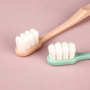 Spazzolino da Denti Ultra Morbido a Otto Fori, Confezione Singola, Migliaia di Setole per una Pulizia Delicata, Spazzola per Igiene Orale - Product Image 2