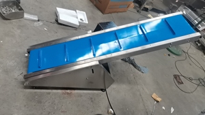 Aangepaste automatische PVC hellende mobiele hef- en klimtransportband voor afgewerkte producten voor de voedselverwerkingslijn - Product Image 3