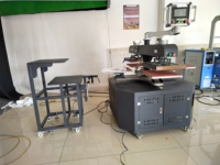 Presse à chaud rotative automatique à 2 têtes et 4 palettes avec alignement laser pour pantalons/courts/sweats à capuche/t-shirts/tapis de souris presse à chaud