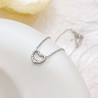 Delicado Collar con Colgante de Corazón Abierto con Circonitas, Acero Inoxidable 316L con Baño PVD, Antideslustre, Joyería Minimalista para Mujer, Regalo, Venta al por Mayor, OEM
