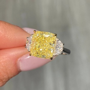 Anillo de diamante con corte de cojín, oro amarillo blanco de 5,01 quilates, promesa de boda, aniversario, tres piedras amarillas elegantes para fiestas - Product Image 1