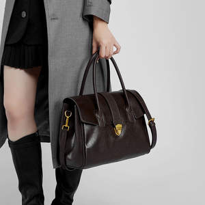 Customized vintage <b>large</b> capacity <b>leather</b> <b>handbag</b> and women's <b>handbag</b> luxury women's saddle bag - Product Image 1