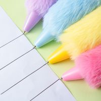Stylo en peluche super doux de 28 cm, rétractable, en plastique, couleurs macaron, design surdimensionné, cadeau le plus vendu pour Bullet