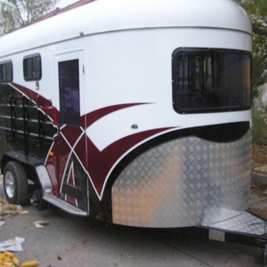 HERUI Nuevo Semirremolque de Lujo para Tres Caballos con 2 Ejes, Frenos Eléctricos de Doble Eje, Capacidad de Carga de 4T, Remolque para Caballos - Product Image 2