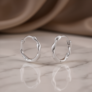 Orecchini Mikimoto Huggie in oro bianco minimalisti da indossare tutti i giorni unisex E4215 - Product Image 2