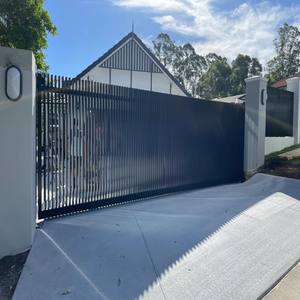 Puerta Corredera Automática Moderna de Aluminio en Cantilever, Precio de Fábrica, Puertas de Entrada Automáticas Eléctricas con Diseño de Rejilla - Product Image 3