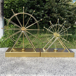 Vente en gros d'ornements de grande roue dorés à rotation éternelle décoration de bureau à domicile grande roue boule de Newton - Product Image 3