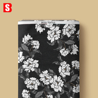 Robe pour femme en coton biologique 100% imprimé numériquement avec des fleurs blanches éthérées sur fond noir, personnalisable