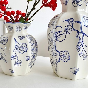 Vase en céramique bleu et blanc Muyu Chronicles avec motif floral pour décoration de bureau - Product Image 2