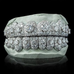ขายส่งชุดกริลล์ซ์ฟันเพชรโมอิสซาไนต์ VVS สไตล์ฮิปฮอป เงินแท้ 925  รับสั่งทำ พร้อมจำหน่ายในราคาตลาดที่ดีที่สุด - Product Image 1