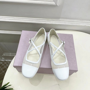 รองเท้าบัลเล่ต์แบบสวม Jimmying สำหรับผู้หญิง สีขาว ดีไซน์บล็อกสี สายไขว้ รุ่น Mary Jane พื้นนุ่ม สวมใส่สบาย เหมาะสำหรับทุกวัน ดีไซน์เรียบหรู ใช้งานได้หลากหลาย - Product Image 1