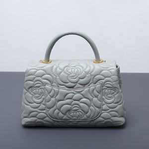 Sac à <span class=keywords><strong>bandoulière</strong></span> matelassé de luxe pour <span class=keywords><strong>femme</strong></span>, motif camélia, classique, moyen, avec rabat et chaîne, idéal pour le printemps - Product Image 5