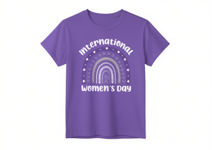 Maglietta per la Giornata Internazionale della Donna, Design Arcobaleno Viola, T-Shirt Casual da Donna, Abbigliamento per la Celebrazione di Marzo, Messaggio di Equità Viola - Product Image 1