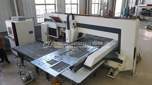 Prensa Punzonadora de Torreta CNC de 32 Estaciones |   Servoaccionamiento Eléctrico Puro para Producción de Alta Velocidad y Flexible de Diversos Tipos de Chapas Metálicas - Product Image 3