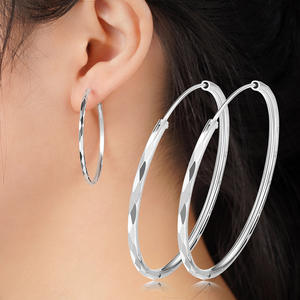 Orecchini a Cerchio in Oro Bianco E4264, Design Geometrico, Stile Classico, Gioielli Unisex di Alta Qualità - Product Image 4