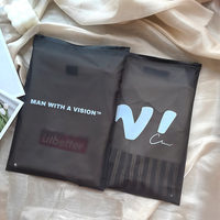 Sacs d'emballage en plastique biodégradable mat/givré personnalisés avec fermeture éclair pour vêtements, t-shirts, maillots de bain, sacs à fermeture éclair pour vêtements avec logo