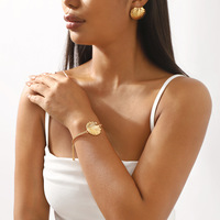 Ensemble de bijoux fantaisie simple avec collier, bracelet et boucles d'oreilles en perles et coquillages, vente en gros