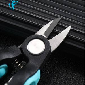 กรรไกรตัดสายเบ็ดตกปลาขนาดเล็ก สแตนเลส สีแดงและสีดำ สำหรับตัดสายคาร์บอน ไนลอน และตะกั่ว - Product Image 2