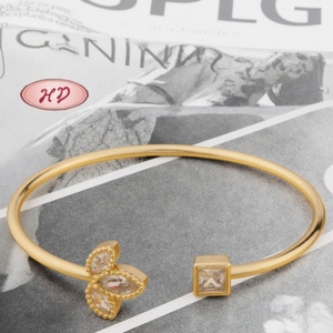 เครื่องประดับผู้หญิงเฮงเตี้ยน กำไลทอง 18K ดีไซน์ใบไม้ แฟชั่นหรูหรา สไตล์ใหม่จากภาคใต้ - Product Image 1