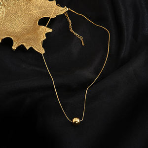 Collar Corto <span class=keywords><strong>de</strong></span> Acero <span class=keywords><strong>de</strong></span> Titanio con Colgante <span class=keywords><strong>de</strong></span> Bola Dorada <span class=keywords><strong>de</strong></span> 18K, <span class=keywords><strong>Cadena</strong></span> <span class=keywords><strong>de</strong></span> Clavícula para Mujer, Venta al por Mayor - Product Image 4