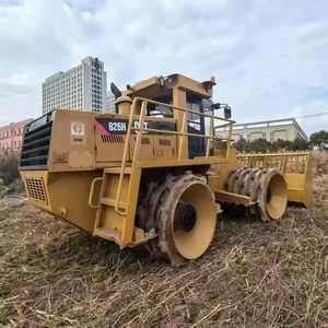 Compacteur de déchets Cat 826H pour les sites d'enfouissement des déchets, destiné à l'épandage, au poussage et au compactage des déchets solides municipaux - Product Image 2
