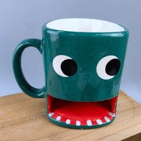 Mug à café promotionnel rond en céramique durable FOCUS – Motif biscuits et lait imprimé en sérigraphie avec poche à biscuits intégrée