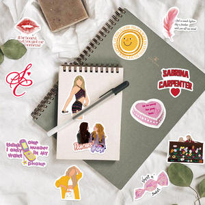 ZY3839C 50 autocollants graffiti Singer <span class=keywords><strong>Sabrina</strong></span> Carpenter pour guitare, ordinateur portable, bagages, décoration de la maison, bricolage, autocollants en PVC imperméables - Product Image 2