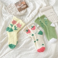 Chaussettes douillettes en polaire corail à motif floral pour femme, idéales pour l'hiver, la maison, la maternité et le sommeil