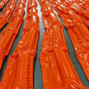 Bâche de confinement d'hydrocarbures en tissu enduit de PVC, garnie de mousse, résistante aux UV et à haute résistance à la traction, pour usage maritime, réduit la <span class=keywords><strong>pollution</strong></span> environnementale, aide à la protection. - Product Image 1