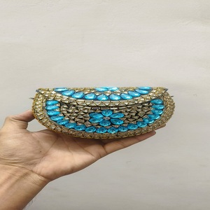 Sacs en mosaïque de laiton faits à la main sur mesure avec des motifs de perles et de pierres en demi-lune - Accessoires de déclaration exquis pour les fêtes et les mariages - Product Image 1