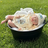 Une poupée bébé réaliste. Nouveau-né 17 "20" Fille. Poupée bébé réaliste en vinyle souple et adorable. Jouet cadeau pour enfants.
