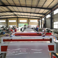 Ligne de production complète de feuilles PP/PE avec calandreuse à trois rouleaux, équipement d'extrusion pour panneaux ABS/PV et feuilles de base de route en grille creuse