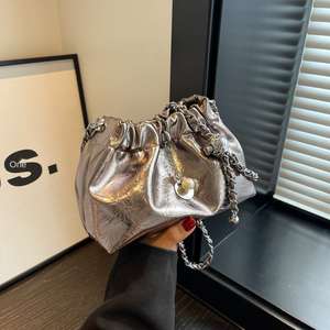 Sac à main mini pour femme en cuir brillant, nouveau design, avec chaîne - Product Image 4