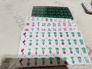 Ensemble de Mahjong de luxe en acrylique durable avec pieds pliables – Dernier exemplaire en liquidation - Product Image 1