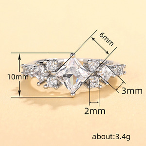 Anello con Moissanite Taglio Principessa e Halo, Elegante Gioiello Scintillante per Donne - Product Image 5