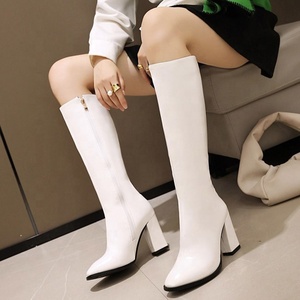 Botas Altas de Tacón Grueso y Punta Redonda para Mujer, Talla Grande 48, Diseño Conciso con Espejo, Cremallera Lateral y Parte Superior Reflectante - Product Image 3