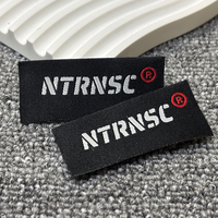 Étiquettes tissées personnalisées pour vêtements, logo privé, coton biologique, étiquette rectangulaire en satin jacquard haute densité, pliée au centre, étiquette de col en rouleau