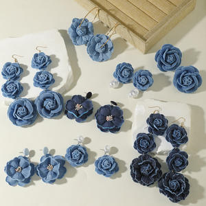 أقراط طويلة جديدة بتصميم زهور من الدنيم، أقراط فاخرة بتصميم زهري راقي ذات ملمس قماشي للنساء - Product Image 2