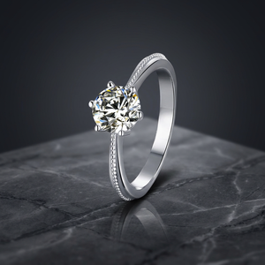 Anillo de Compromiso de Moissanita de 1.0 CT para Mujer, Corte Brillante, Engaste de Garras, Estilo Romántico, Certificado IGI, Chapado en Rodio, Plata 925 - Product Image 3