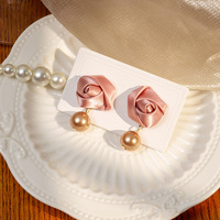 Boucles d'oreilles pendantes en tissu en forme de rose pour femmes, rosette en satin avec perle, élégance française, 2 couleurs