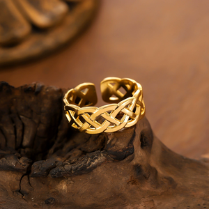 Bague en acier inoxydable tissée éternelle personnalisée pour femmes avec des ouvertures géométriques et des lignes croisées NS803054 - Product Image 3