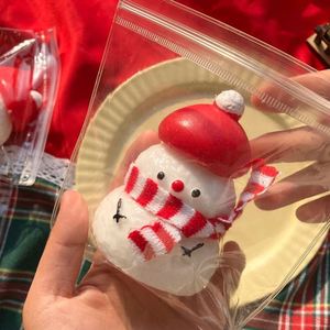 Nouveau jouet anti-stress Bonhomme de neige de Noël à pincer, cadeau de Noël amusant, Bonhomme de neige 3D mignon et dodu - Product Image 1