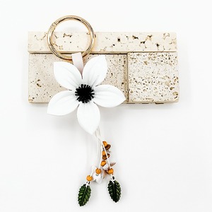 Llavero de Cuero Genuino Estilo Boho <span class=keywords><strong>con</strong></span> Flor y Borla, Colgante para Bolso de Mujer, Accesorio Bohemio de Cuero - Product Image 3